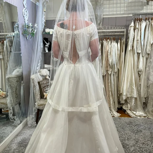 Vintage Wedding dress. Cream. Size 6. I never wore it. - Picture 4 of 8